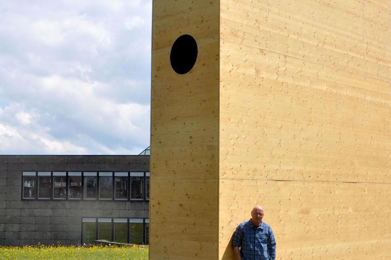 Der Künstler Josef Geier mit Hund Max vor seiner sechs Meter hohen und 22 Tonnen schweren Skulptur «Das Buch».