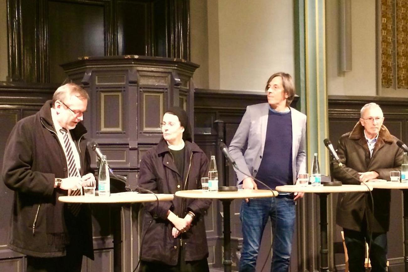 Disputieren über die Heiligen (v. l.): Christoph Sigrist, Irene Gassmann, Pedro Lenz und Peter Rothenbühler.