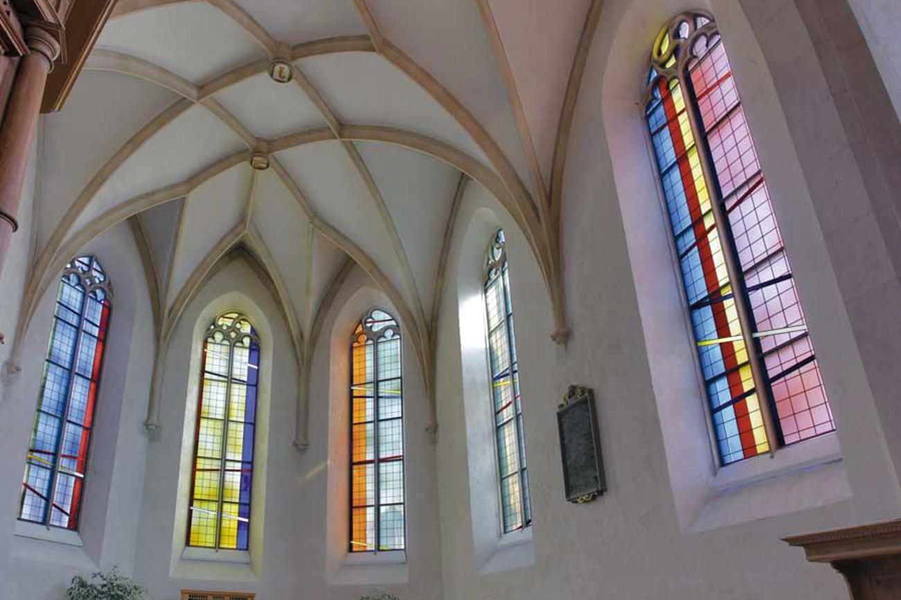 Sissach/BL
Remo Hobi: Das Gotteshaus wurde 1525 kurz vor der Reformation errichtet. 500 Jahre später (2010) schuf der Basler Künstler Remo Hobi farbige Kirchenfenster, welche die eindrückliche Stimmung in der gotischen Kirche unterstreichen.