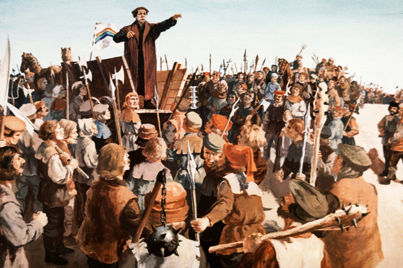 Im Jahr 1524 spricht der Reformator Thomas Müntzer vor den revoltierten Bauern. Die Bauern protestierten gegen Frondienste und die Willkür der Fürsten. Dabei beriefen sie sich auch auf die Reformation. | Foto: akg-images/epd