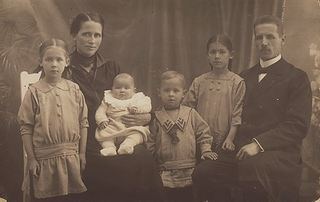 Theodor und Hanna Ritter-Hoch mit ihren 4 Kindern. Die Eltern sitzen, die Kinder stehen die Mutter hat ein Baby auf dem Schoss.