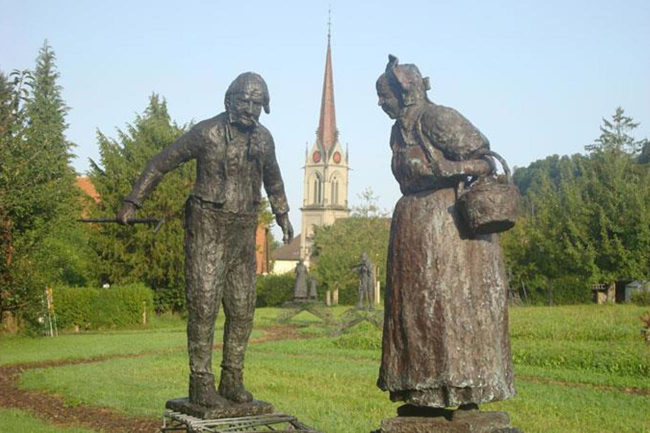 Nahe der Kirche in Lützelflüh stehen die bronzenen Gotthelf-Figuren von Freddy Air Röthlisberger.