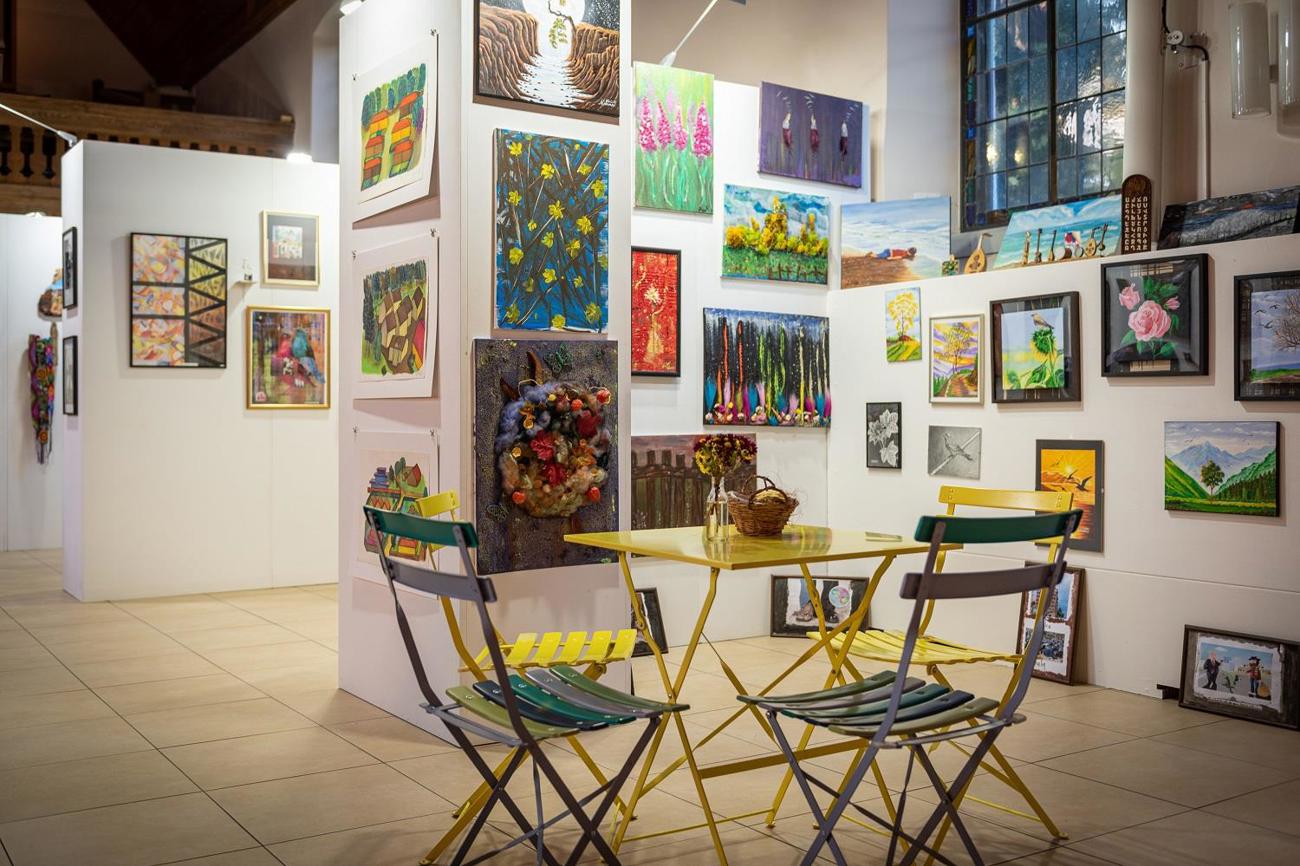 Blick in die letztjährige Ausstellung in der evangelischen Kirche Kurzrichenbach in Kreuzlingen zum Thema «Arm und Reich». (Bild: Benjamin Arntzen)