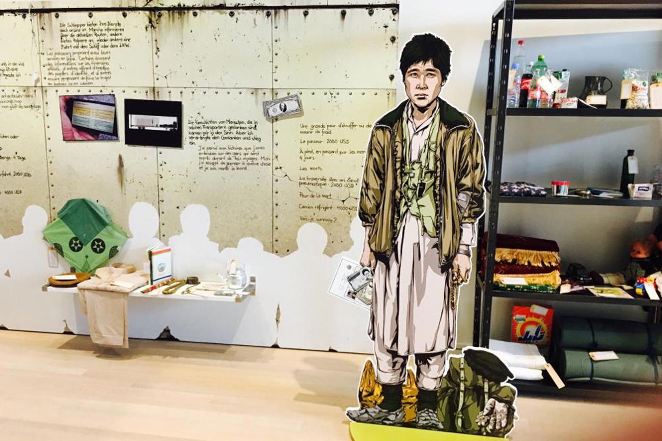 Blick in den Ausstellungsraum im Stadtmuseum Aarau, wo man anhand von fiktiven Personen Fluchtgeschichten nachvollziehen kann. | Nicola Mohler