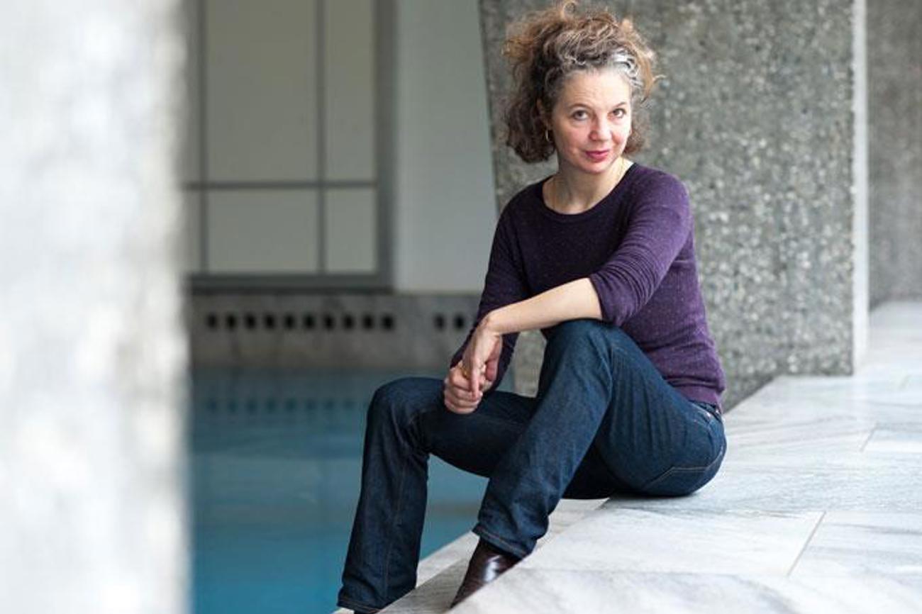 Melinda Nadj Abonji schrieb mit «Tauben fliegen auf» einen Bestseller und gewann den Schweizer Buchpreis. Jetzt erschien ihr neuer Roman «Schildkrötensoldat». | Christine Bärlocher, reformiert.