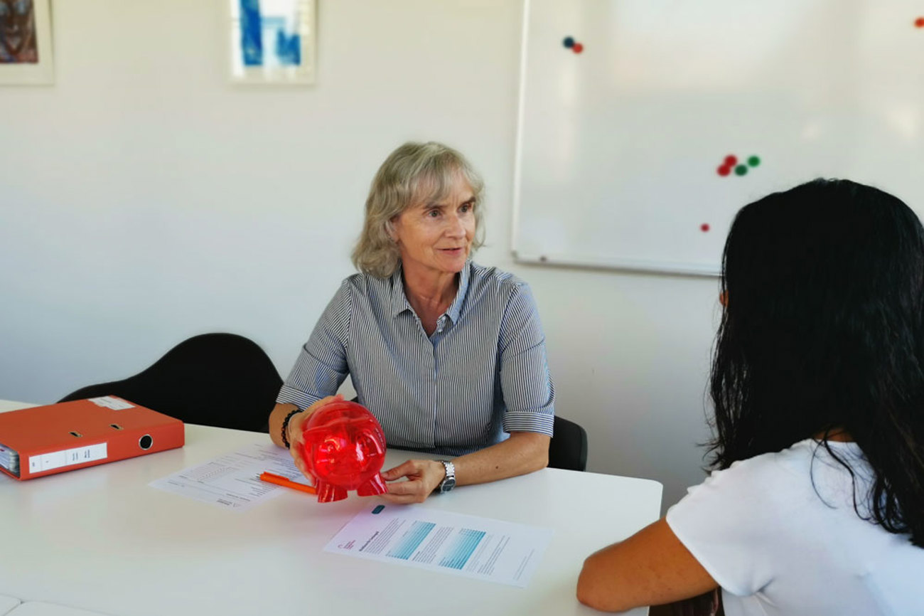 Beatrice Ligthart berät eine junge Frau zu ihrem Budget. | Foto: Bolliger