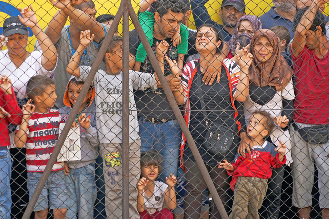 Migrantinnen oder Flüchtlinge? Je nach Bezeichnung sind wir offener für sie, beispielsweise die Frauen und Kinder aus Syrien auf dem Bahnsteig des Budapester Keleti-Bahnhofs während der «Flüchtlingskrise» 2015. | Foto: Mstyslav Chernov/Wikimedia Commons
