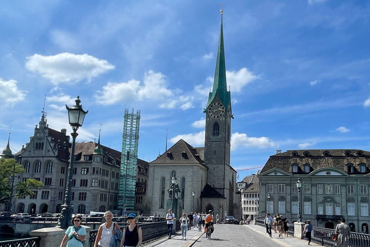 Das Fraumünster hat vorübergehend wieder einen zweiten Turm