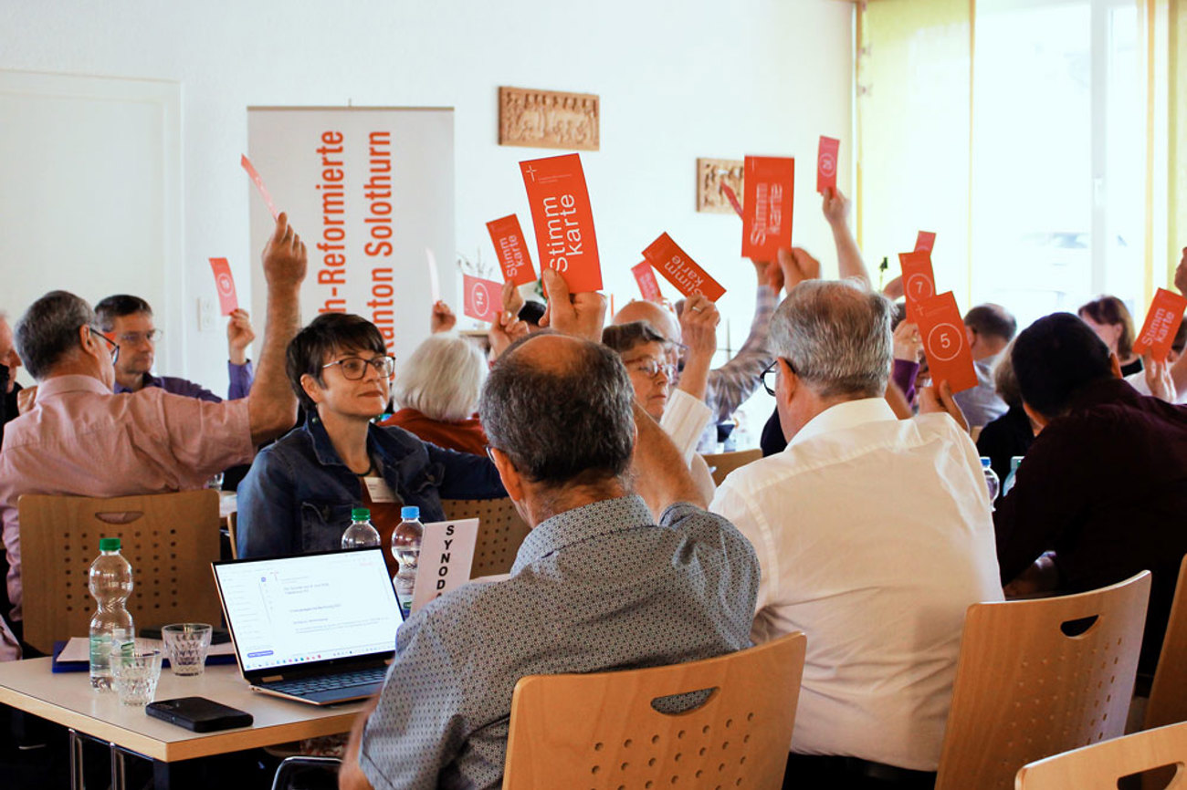 Die Synodalen erteilen dem Antrag für die nachhaltige Unterstützung grünes Licht. | Foto: Zuber