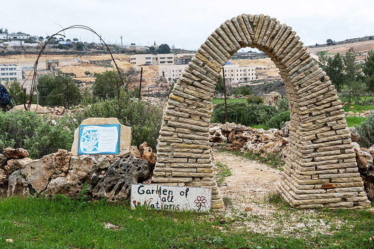 Das Gelände der christlichen Palästinenserfamilie Nassar in der Westbank ist umgeben von fünf illegalen israelischen Siedlungen. | Foto: zvg/tentofnations.com