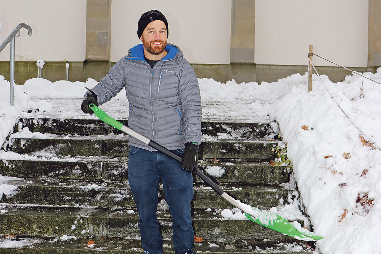 Auch Schneeschaufeln gehört zu Simon Riedis Job. | Foto: Bolliger