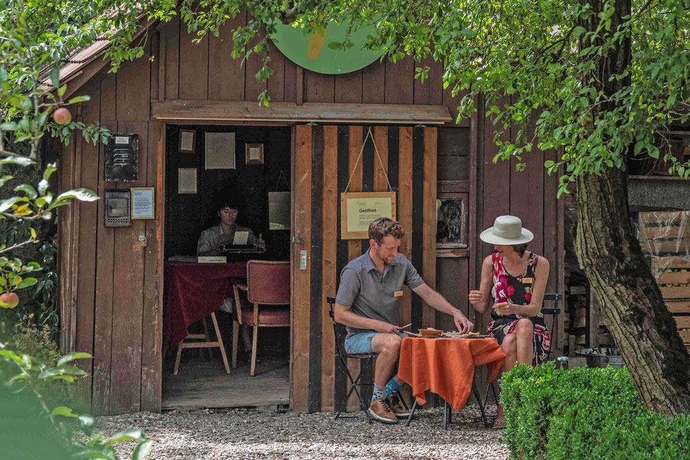 Im Klostergarten in Dornach betreibt die Schweizerische Samenbörse derzeit ein «Saatgut-Atelier»: Hier werden Samen und Geschichten getauscht. | Foto: Esther Petsche