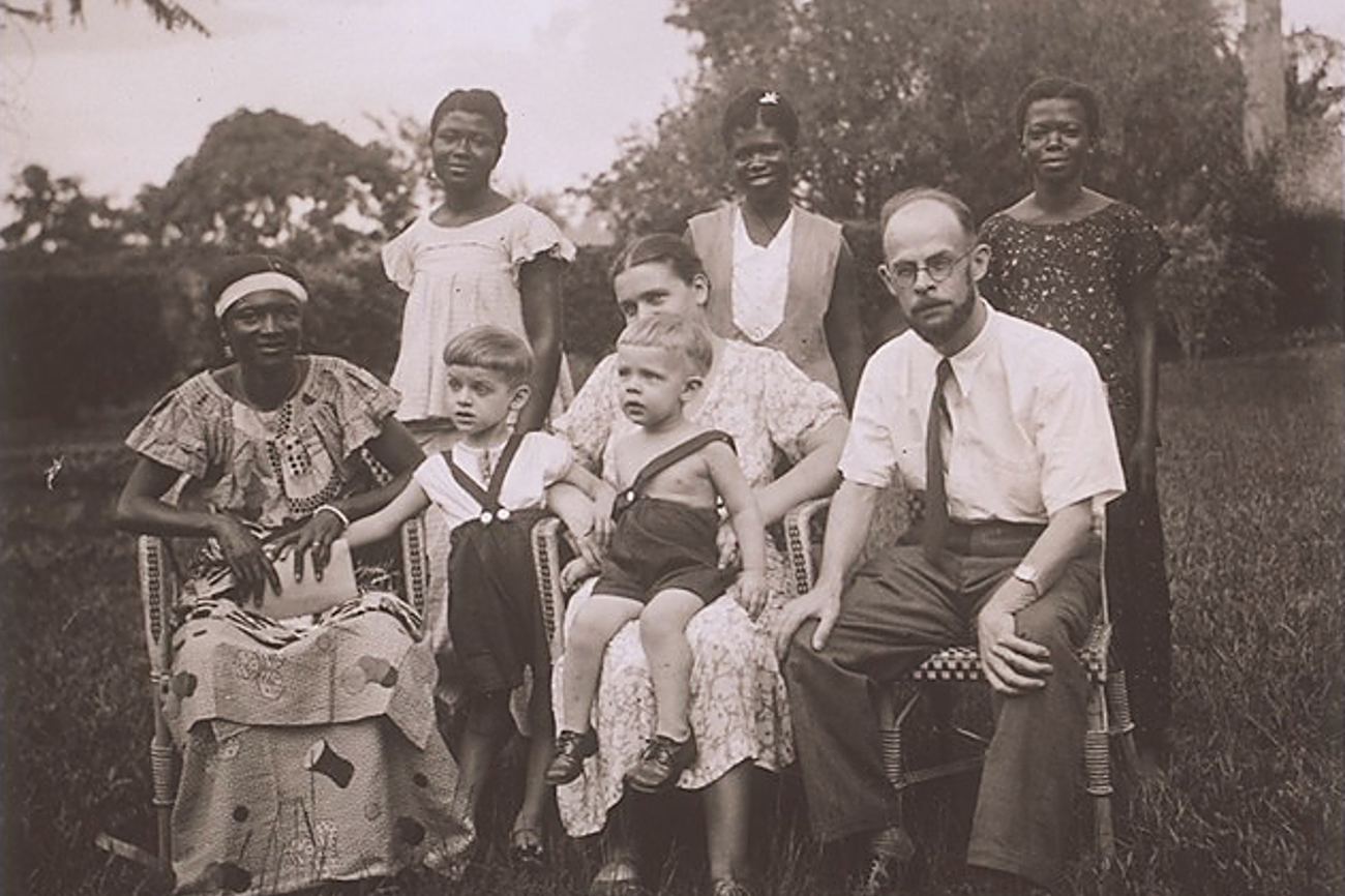 Missionarsfamilie Ammann mit Nanny und Hausmädchen in Ghana (1935). | Archiv der Basler Mission/zvg