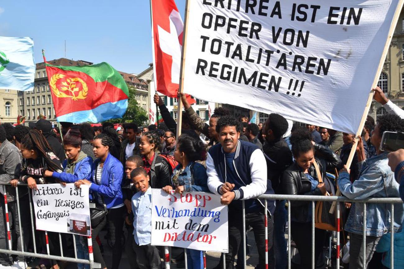 Eritreer-Demonstration: Mit vielen Fahnen auf dem Berner Bundesplatz.|Delf Bucher