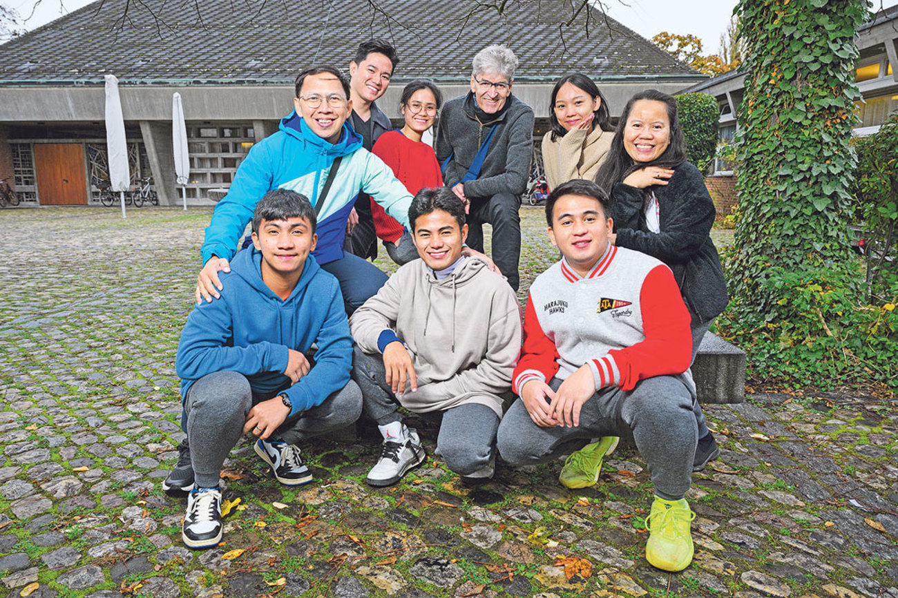 Die Onesimo-Delegation aus den Philippinen erzählte in der ganzen Schweiz ihre bewegenden Schicksale aus dem Slum von Manila. Im Bild vorne Mitte: Marvin undhinten Christian Schneider. | Foto: Plüss