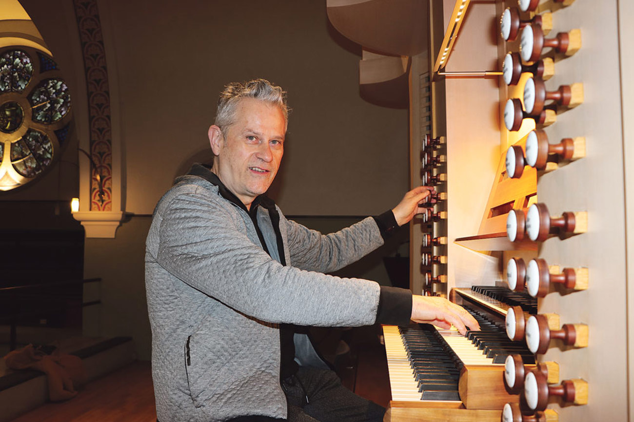 Kirchenmusiker Hans-Jürgen Studer spielt die Orgel in der reformierten Kirche Zug seit 36 Jahren. | Foto: Bolliger