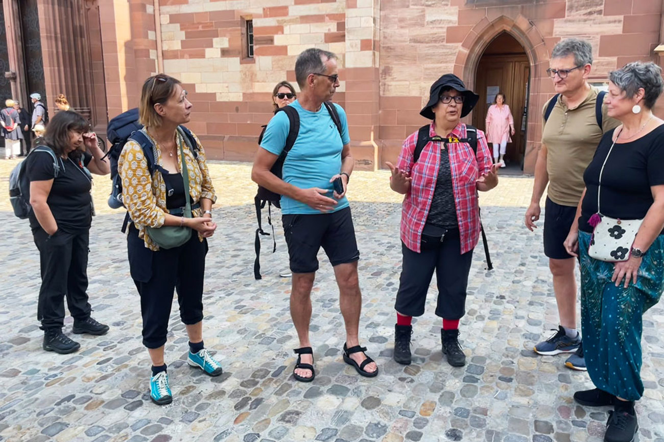 Kirchenrätin Anita Vögtlin, Pfarrer Johannes Weimann und Imamin Seyran Ateş (2., 3., 4. v. l.). begrüssen die Pilgerinnen und Pilger vor dem Basler Münster. | Foto: Nicole Noelle