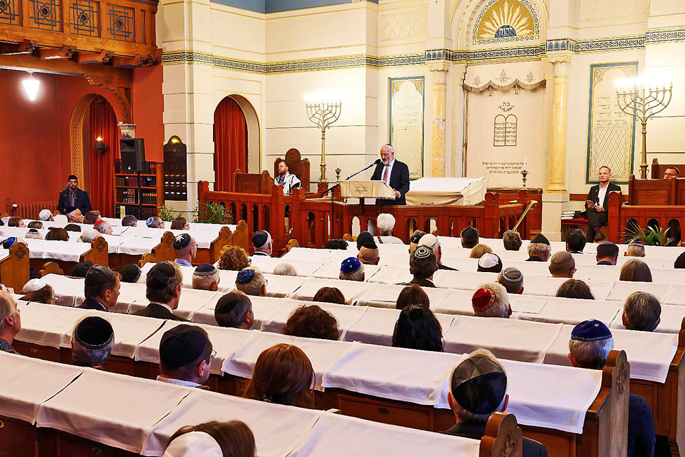 In der Synagoge in Bern gedachten über 200 Menschen der Opfer des Hamas-Terrors vom 7. Oktober 2023. | Foto: Christoph Knoch