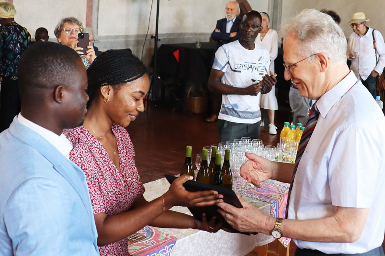    Johannes Blum arbeitete viele Jahre in der DR Kongo. Zum Abschied überreichten ihm die Jugendbotschafter Fighter Kembi Kabongo (Mitte) und Abiud Kahungu Dikasa aus der DR Kongo ein Abschiedsgeschenk. | Foto: Christoph Rácz