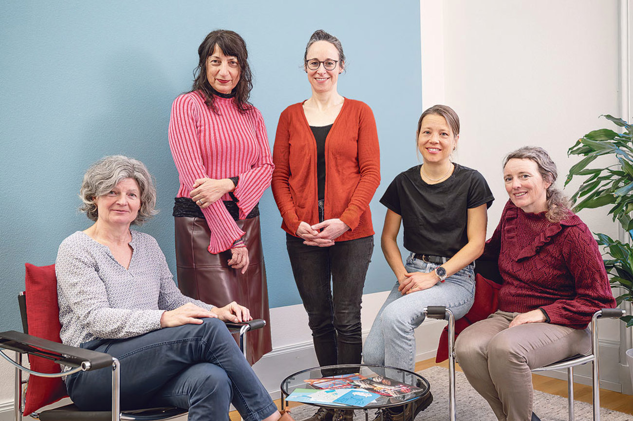 Das Beraterinnen-Team der «elbe» (v. l.): Nicole Riedo, Paola Ganyi (Leiterin), Lea Ming, Kathrin Michel und Anita Schälin. | Foto: Roberto Conciatori