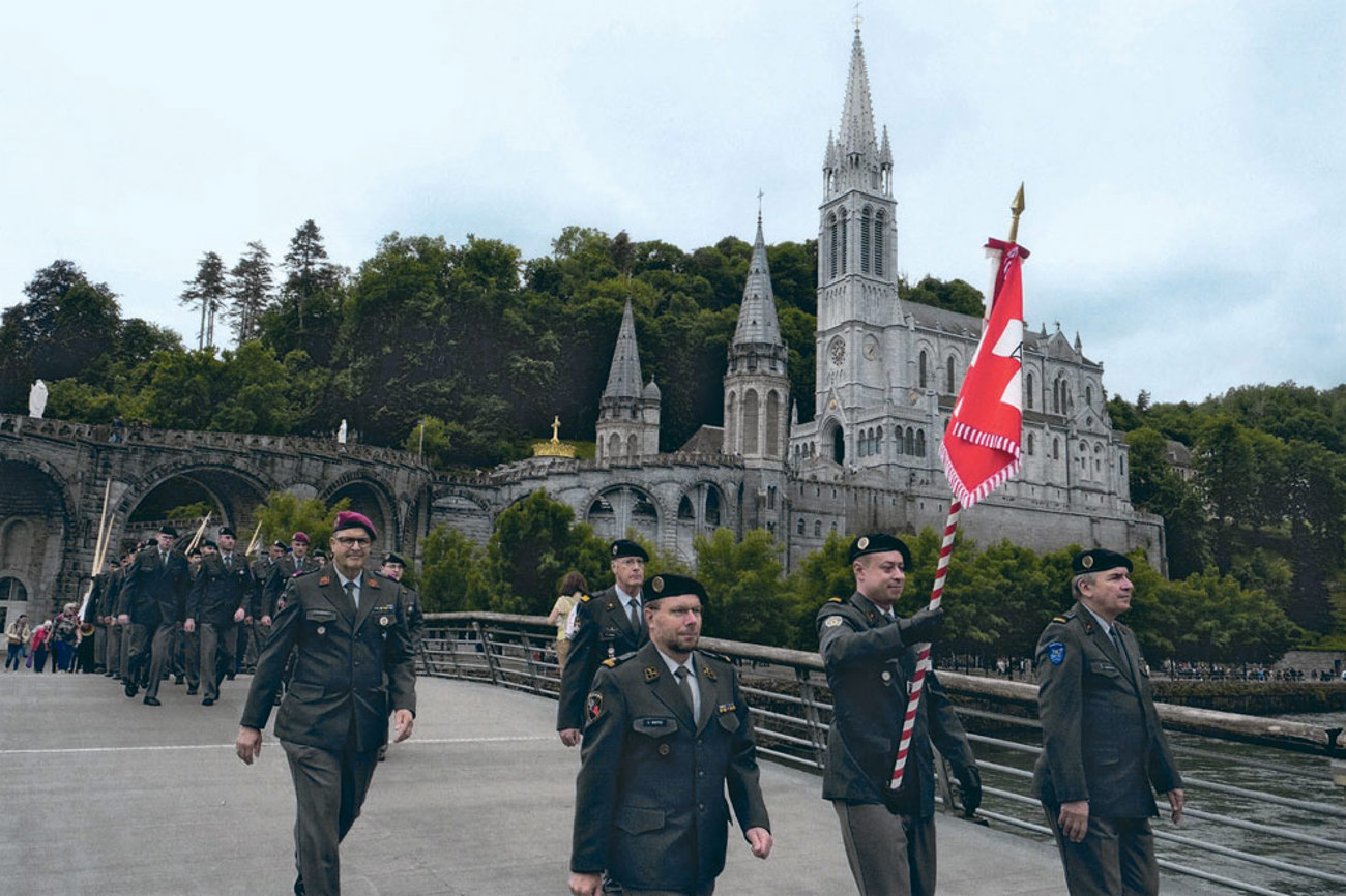 Die Schweizer-Armee- Delegation 2024 in Lourdes mit Balthasar Bächtold (Fahnenträger).