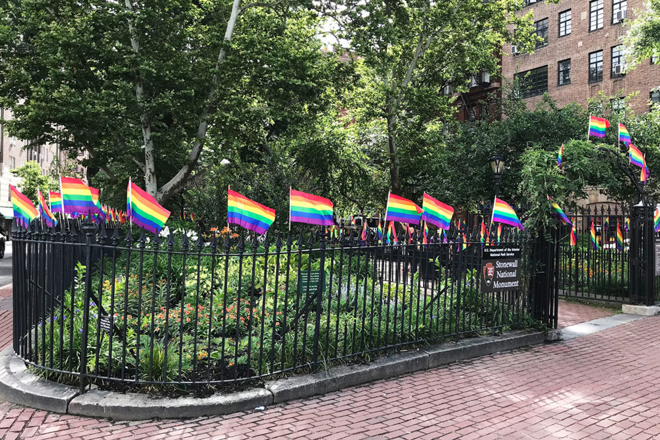 In die Schlagzeilen der queerfeindlichen Politik geraten: Das Stonewall National Monument in New York City. | Foto: Fulbert/Wikimedia, CC BY-SA 4.0