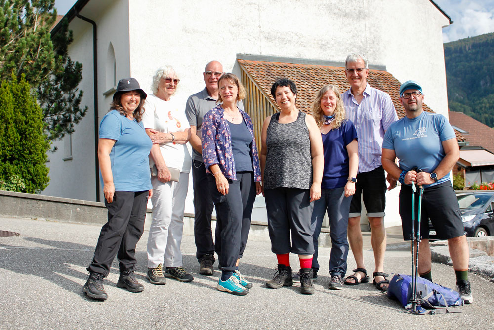 Die Pilgergruppe vor der katholischen Kirche in Welschenrohr. | Foto: Tilmann Zuber