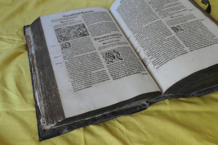 Wie es ist, eine sehr alte Bibel in Händen zu halten