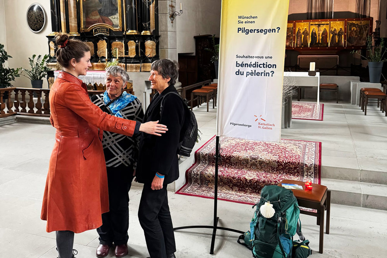 Die beiden Verantwortlichen der Pilgerherberge Brienzwiler (Ruth Schlaeppi und Ursula Bernegger) erhalten den Pilgersegen von der St. Galler Pilgerseelsorgerin (Ines Schaberger). | Foto: Thomas Schubiger