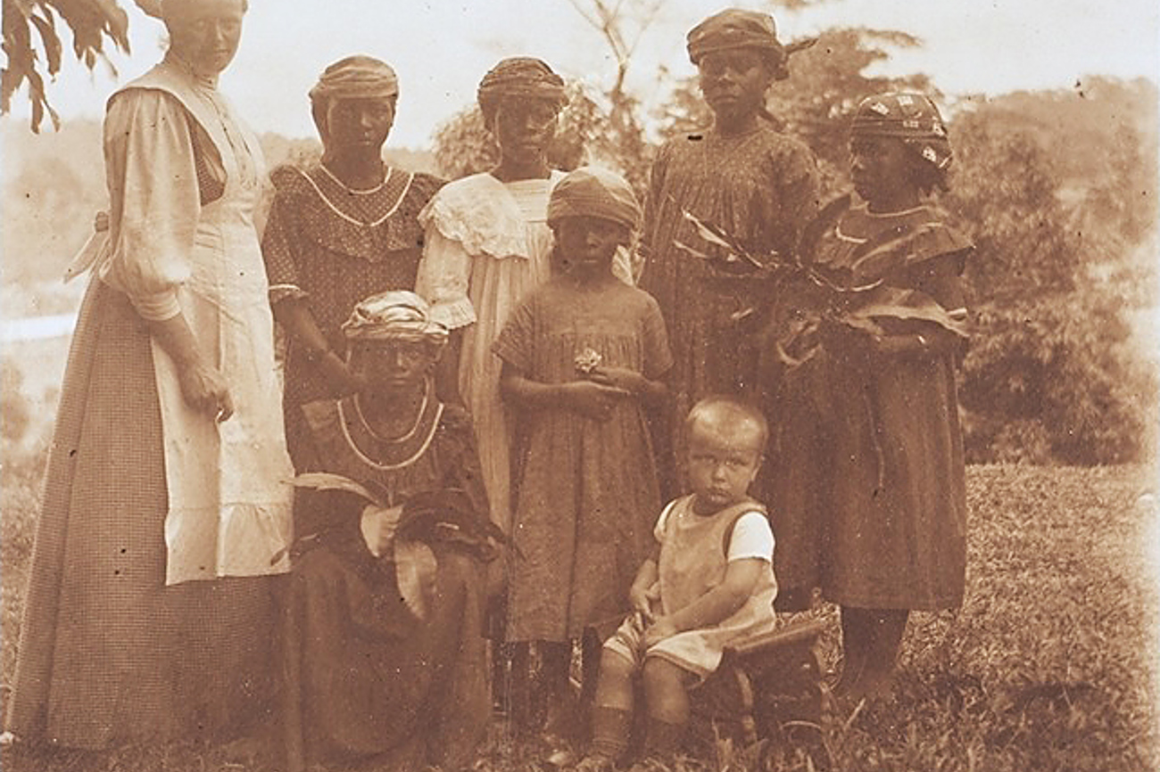 Missionarin Lutz mit Kind und Hausmädchen in Kamerun. | Archiv der Basler Mission/zvg