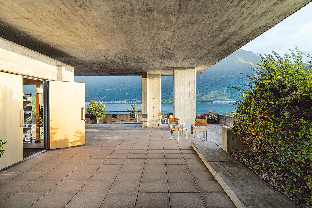 Einladende Terrasse mit atemberaubendem Blick auf den Zugersee, die Rigi, das Mittelland und die Berner Alpen. | Foto: Regine Giesecke