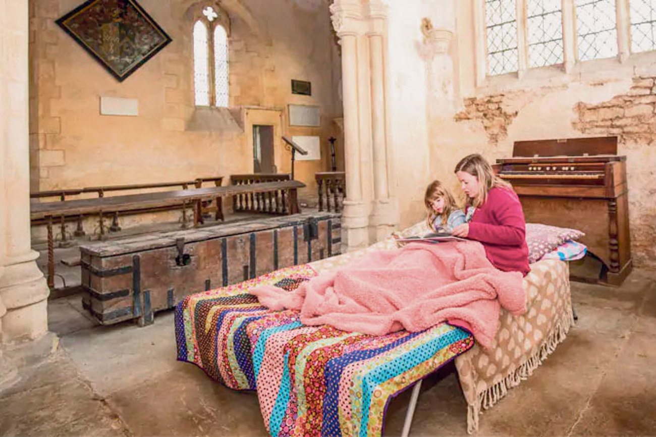Eine Gutenachtgeschichte vor dem Schlafen: Touristen in einer Kirche in England.