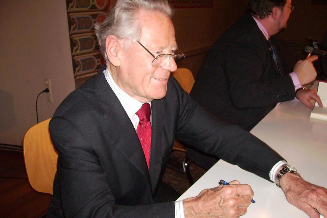 Küng signiert sein Buch «Weltethos aus den Quellen des Judentums» im Jahr 2009. | Muesse, CC BY 3.0
