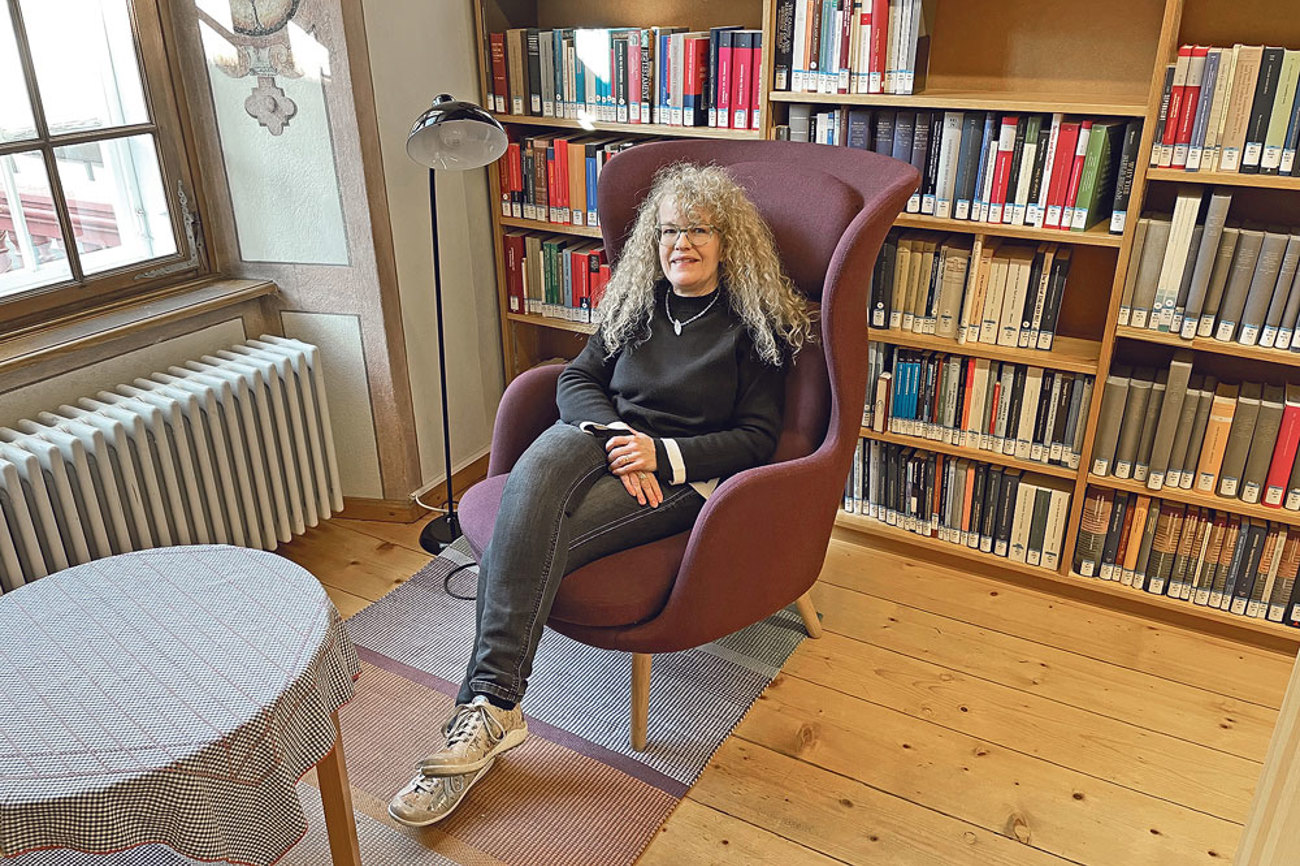 Cornelia Schumacher geniesst die bibliophile Atmosphäre im Basler Zerkindenhof. | Foto: Schürmann