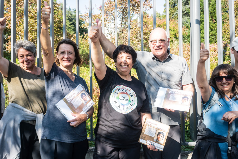 Anita Vögtlin, Seyran Ateş und Lukas Kundert (2., 3., 4. v. l.) mit der Petition für Religionsfreiheit. Am Ende der Pilgertour war das Buch mit vielen Unterschriften, Widmungen und Dankesworten gefüllt. | Foto: Vera Rüttimann