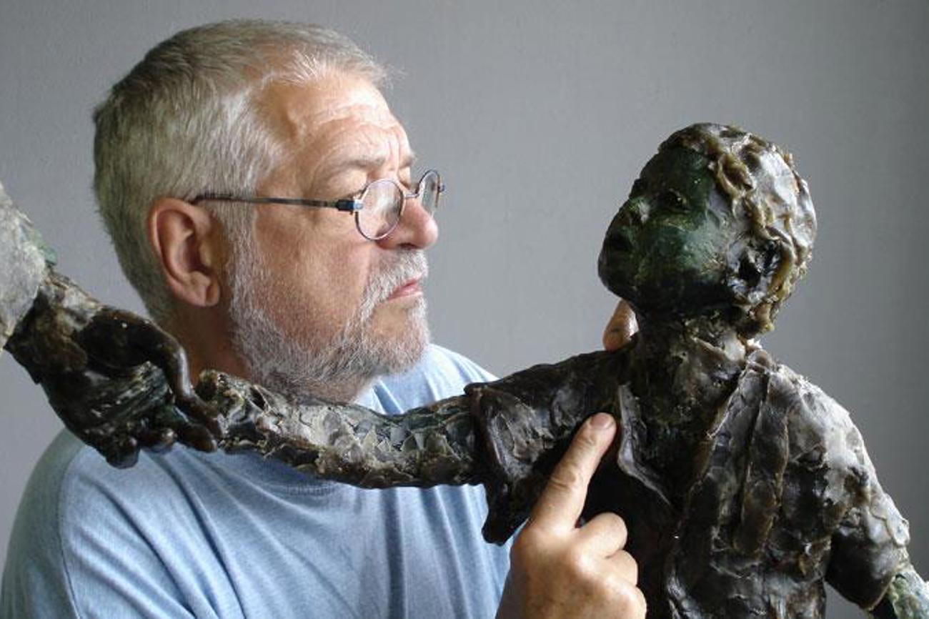 Der Künstler Freddy Air Röthlisberger mit einer seiner Gotthelf-Skulpturen.