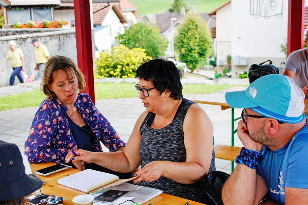 Anita Vögtlin und Seyran Ateş (v. l.) planen den nächsten Tag. | Foto: Tilmann Zuber