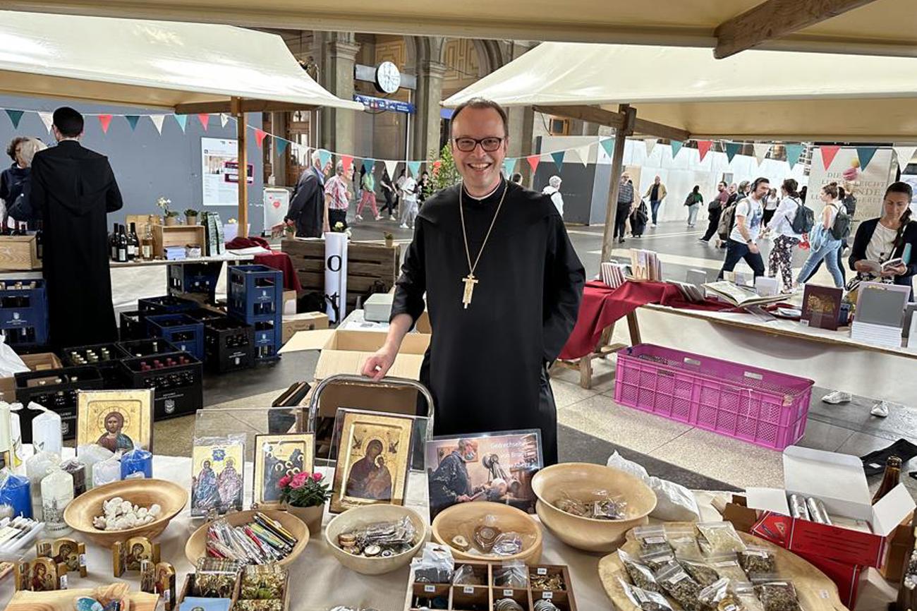 Pater Urban, der Abt des Klosters Einsideln, präsentiert Bilder von Heiligen.