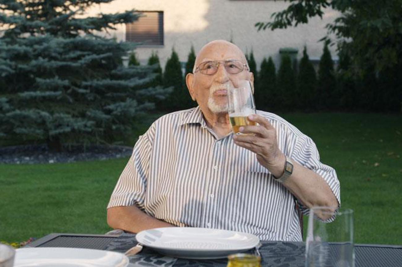 Der 91-jährige Francesco Calandra kam als Fabrikarbeiter in die Schweiz. Heute lebt der gebürtige Italiener in einem Pflegeheim, in dem Mitbewohner und Pfleger seine Muttersprache sprechen. | Screenshot aus dem Film «Wir bleiben»