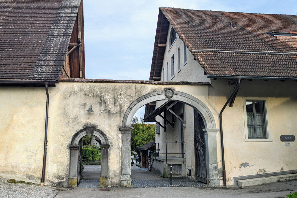 Blick zurück: Durch das Uesslinger Tor verlässt man das Klostergelände. | Foto: Isabelle Berger