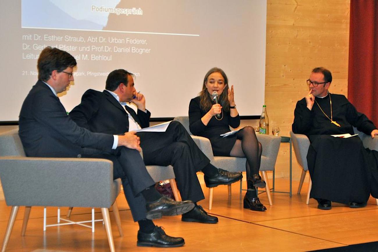 Von links: Daniel Bogner, Gerhard Pfister, Esther Straub und Abt Urban Federer diskutieren über christliche Werte. | ZIID/Michel Bollag