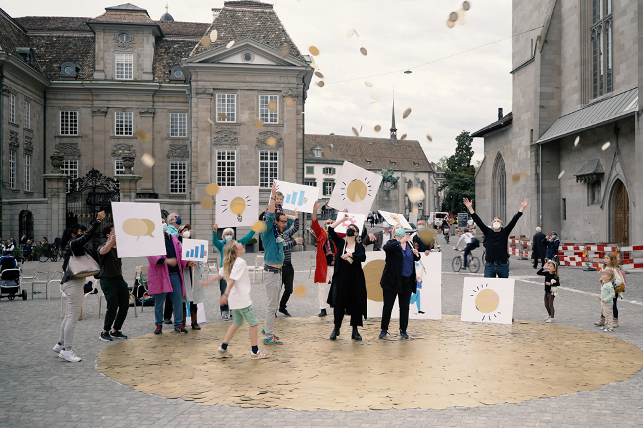    Eine Gruppe Leute in Zürich ist überzeugt, dass ein Grundeinkommen soziale Ungleichheiten abfedern könnte. | Fotos: EyeMix