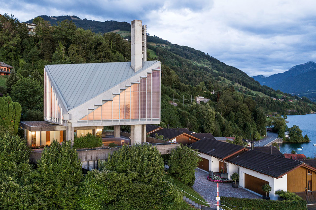 Ikonisches Bauwerk am Zugersee: Die Walchwiler Kirche des Zuger Architekten Hans Peter Ammann aus dem Jahr 1964. | Foto: Regine Giesecke