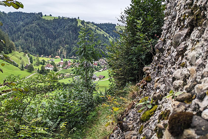 Und zwischendurch Aussicht auf das Dorf. | Foto: Marius Schären