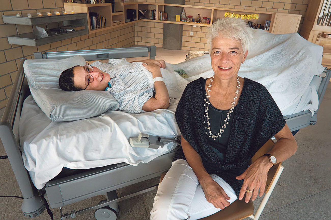 Tamara Schneiter und Seelsorgerin Ursula Walti im Raum der Stille im Paraplegiker-Zentrum. | Foto: Steffer