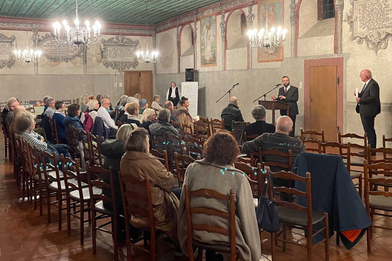 Rabbiner Moshe Baumel am Rednerpult und Kirchenratspräsident Lukas Kundert (rechts im Bild) beleuchteten in der Veranstaltung die Esther-Textstellen im Talmud und in der Bibel. | Foto: Schürmann