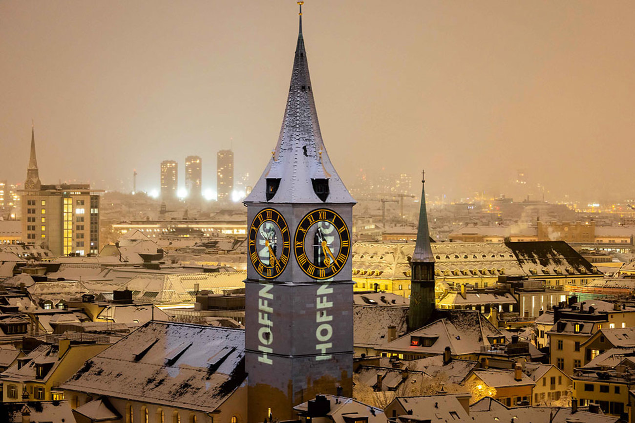 Im Rahmen einer Lichtkunstaktion für den Frieden leuchtete vor Weihnachten auf dem Turm des St. Peter in Zürich der Schriftzug «Hoffnung». | Foto: Christian Merz