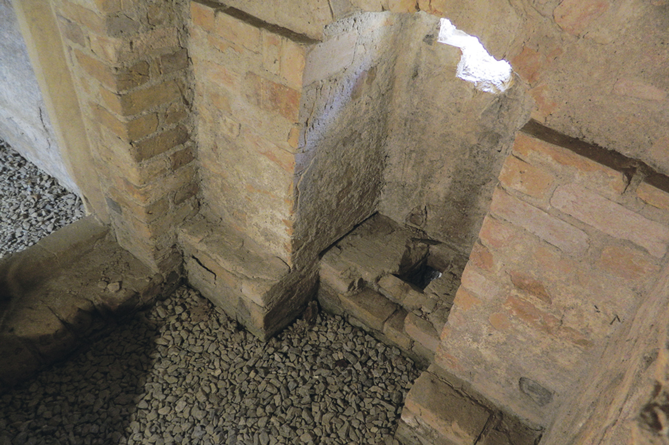 2004 von Archäologen entdeckt: die steinerne Latrine im Turm des Lutherhauses in Wittenberg.  ©Red Brick Parsonage, 2018. https://redbrickparsonage.wordpress.com