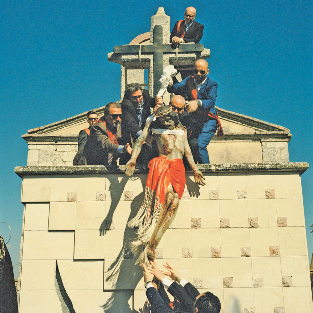 Die Kreuzigung Jesu: Aus der Fotoausstellung «Immagina Riesi». | Foto: Gustavo Alàbiso