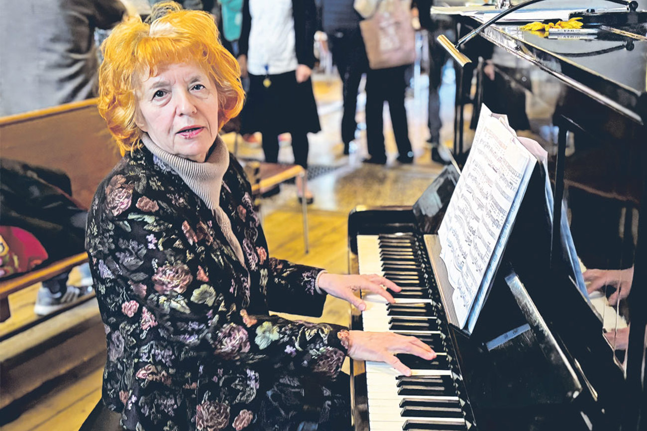 Dank eines Fotos im «Kirchenboten» hat sie ein Klavier: Die ukrainische Pianistin Larysa Kolesnyk spielt im «Sonntagszimmer» der Matthäuskirche.